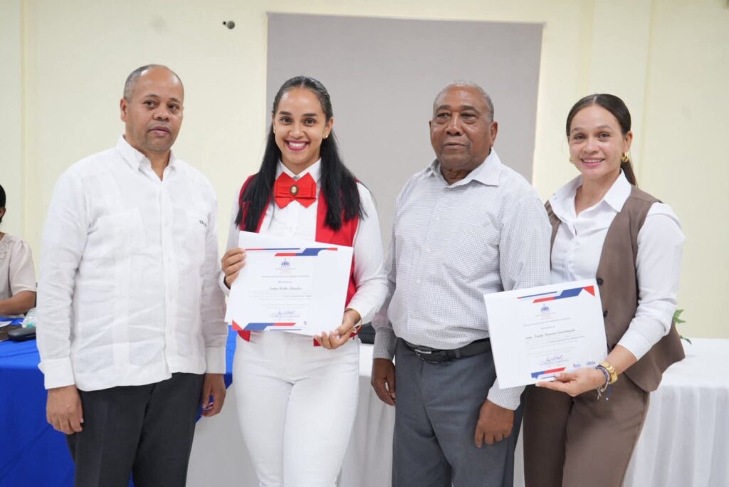 Teachers from Regional 03 of Azua are recognized for achieving timely literacy | De Último Minuto English