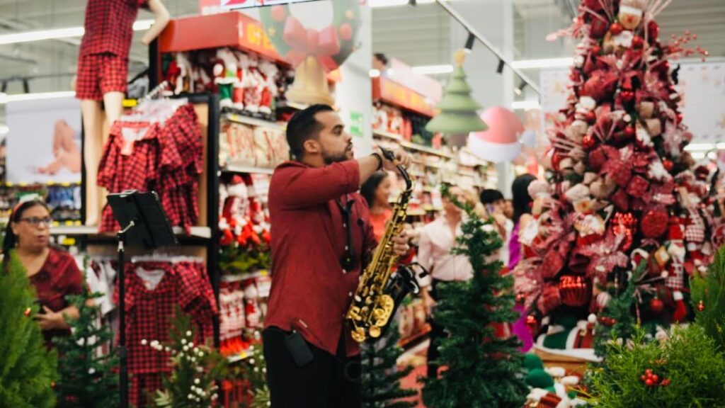 Olé Hypermarkets officially welcomes Christmas with a magical launch full of lights, music, and snow | 2 | Olé Hypermarkets officially welcomes Christmas with a magical launch full of lights, music, and snow | De Último Minuto English