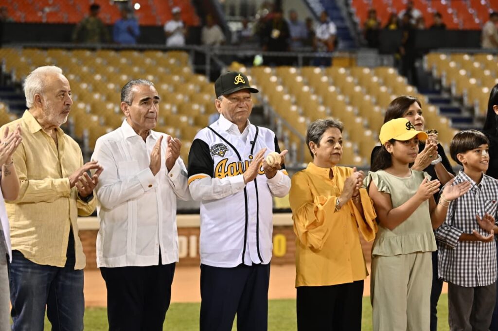 Leonardo Aguilera throws the first pitch in the opening game of the baseball tournament at the Cibao Stadium | De Último Minuto English