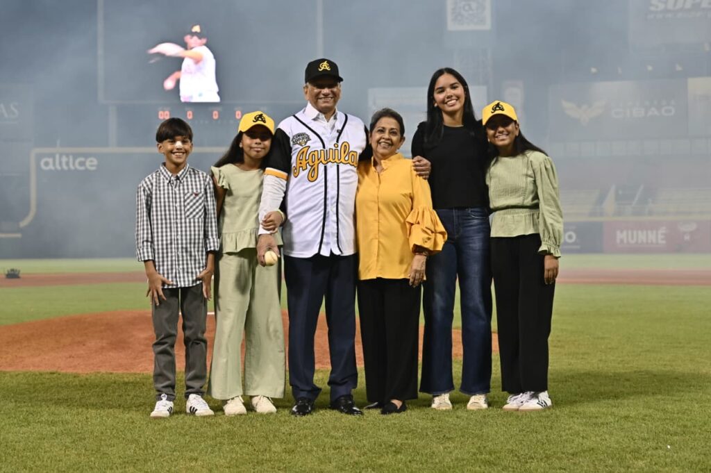 Leonardo Aguilera throws the first pitch in the opening game of the baseball tournament at the Cibao Stadium | De Último Minuto English