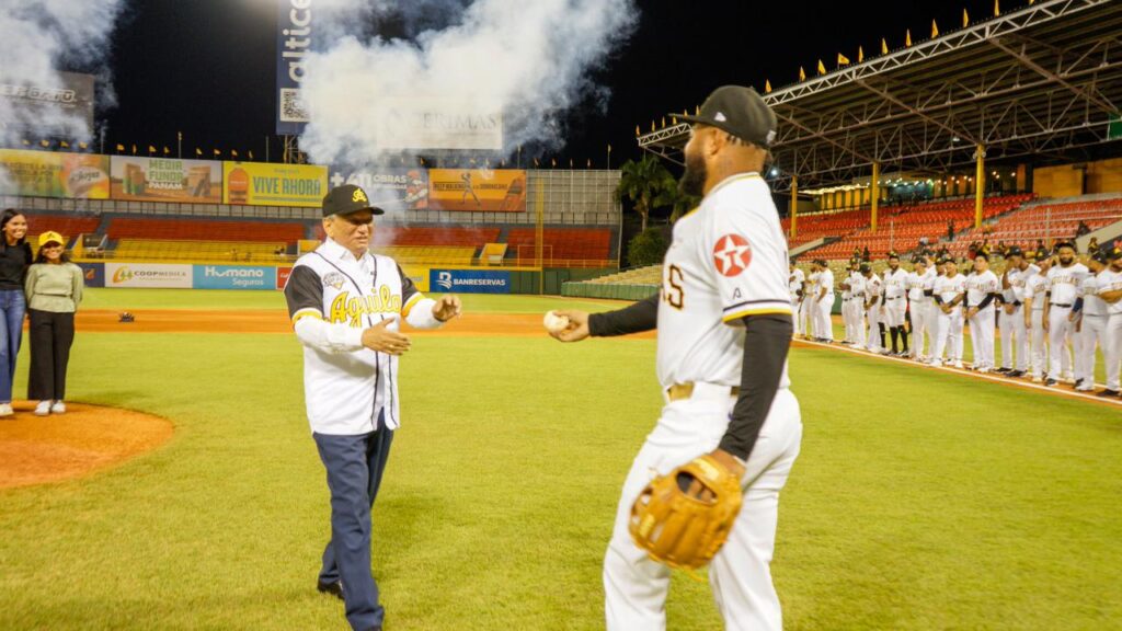 Leonardo Aguilera throws the first pitch in the opening game of the baseball tournament at the Cibao Stadium | De Último Minuto English