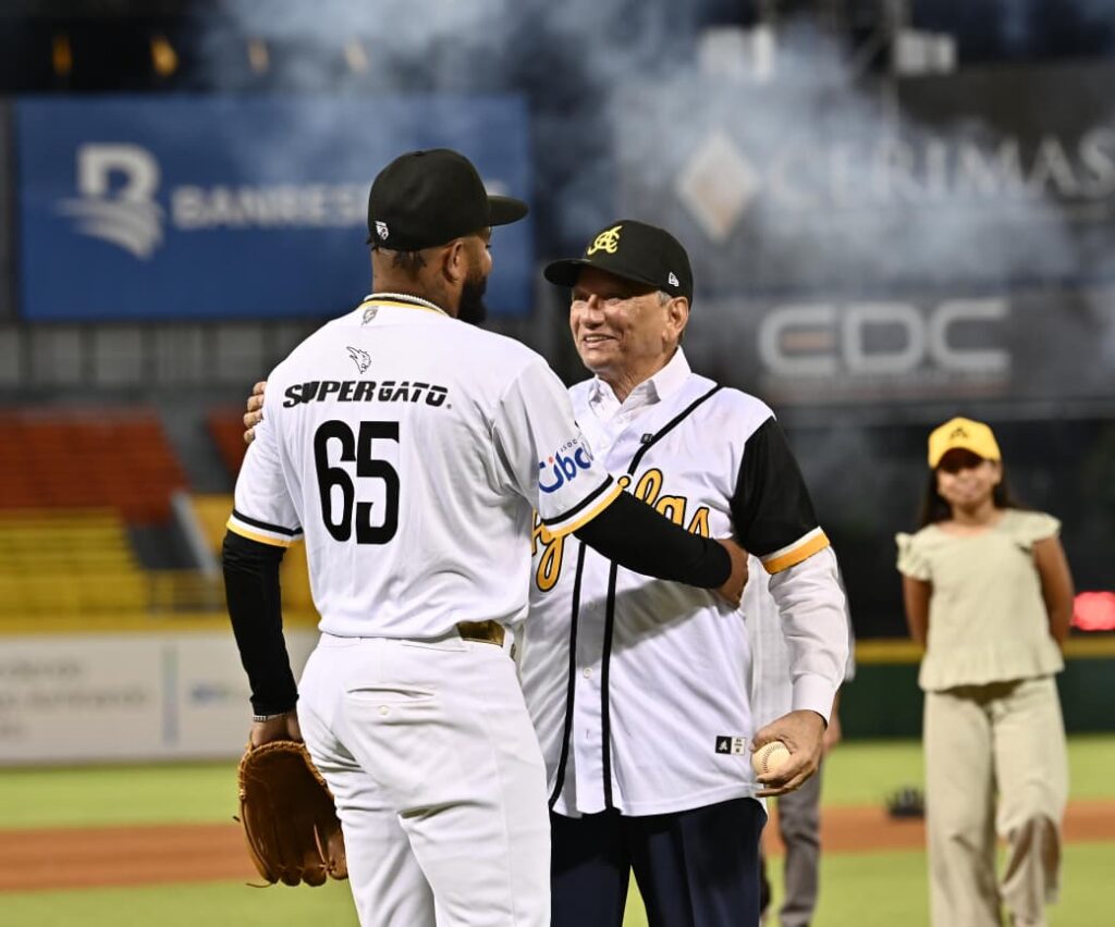 Leonardo Aguilera throws the first pitch in the opening game of the baseball tournament at the Cibao Stadium | De Último Minuto English