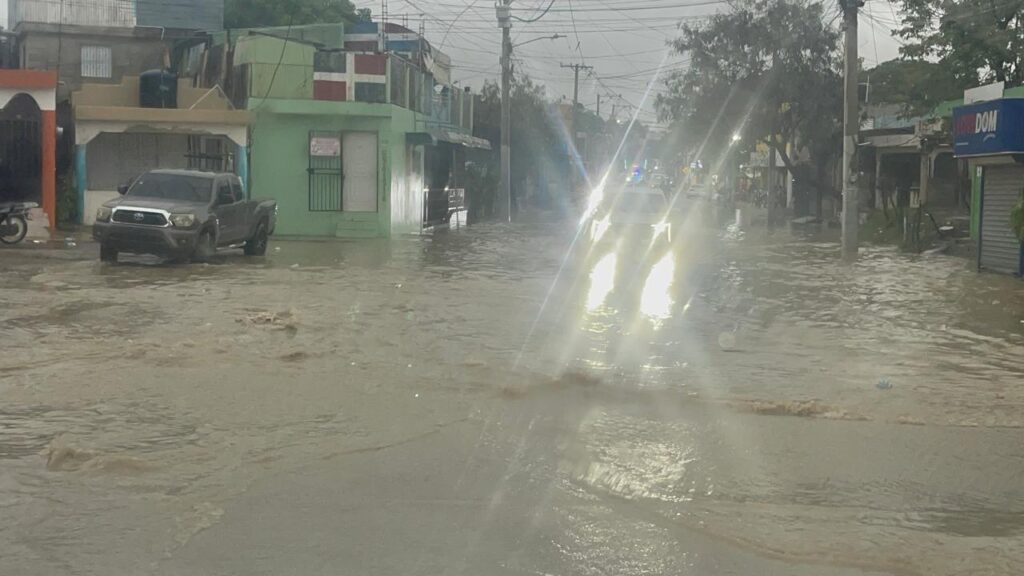 Fuertes lluvias provocan inundaciones y caos en el tránsito en municipios de Santiago