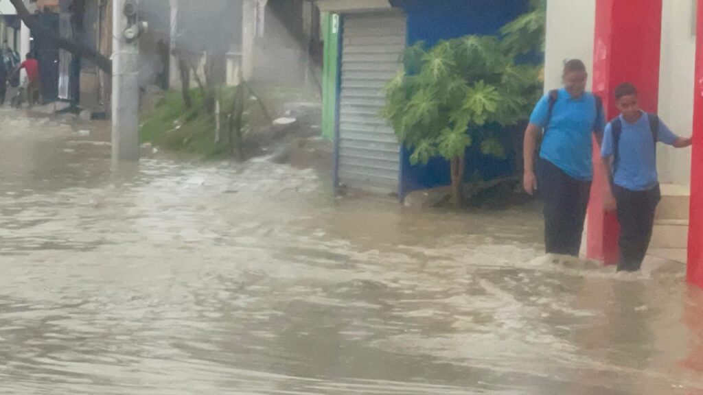 Fuertes lluvias provocan inundaciones y caos en el tránsito en municipios de Santiago