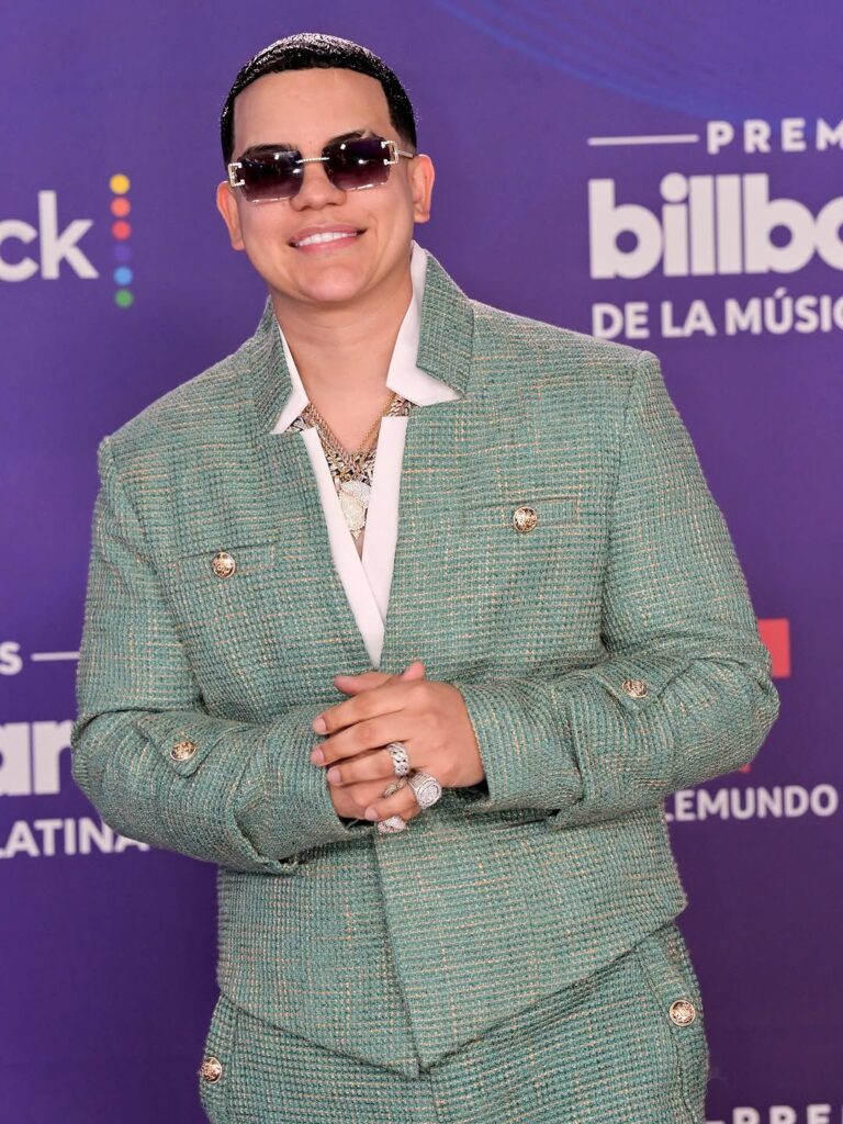 Celebrities shine on the red carpet at the 2025 Billboard Awards | De Último Minuto English