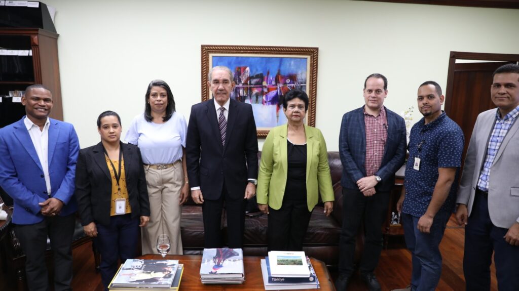 MESCyT unveils a new interactive tool that will help students analyze academic options and make better decisions | De Último Minuto English