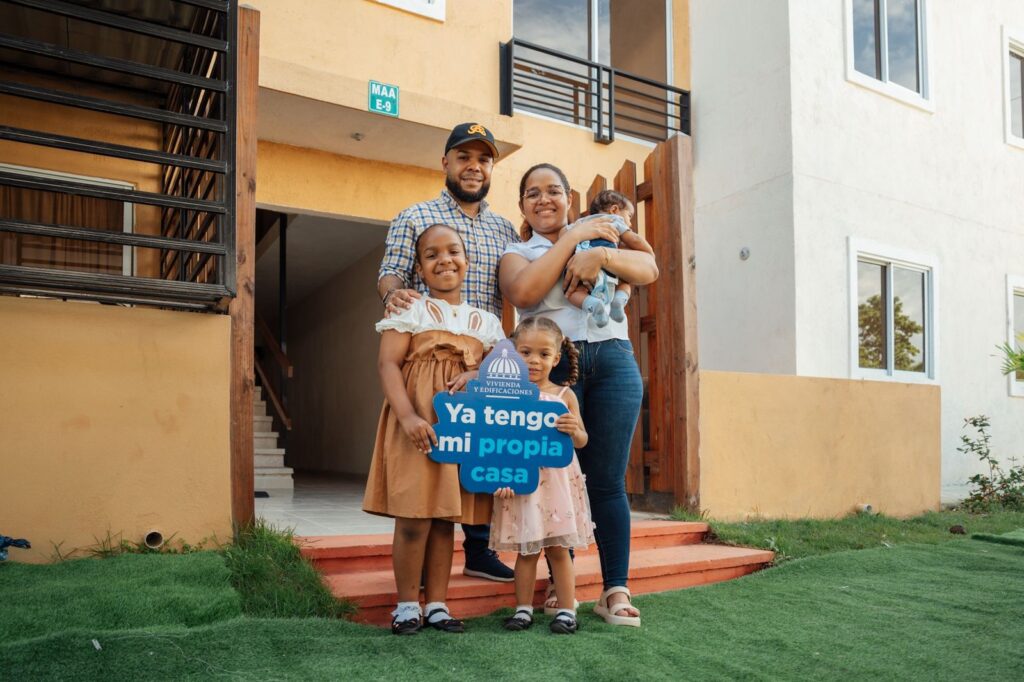 President Abinader and Minister Bonilla deliver 360 new homes in Ciudad Real San Luis, Santo Domingo Este | 2 | Presidente Abinader y ministro Bonilla entregan 360 nuevas viviendas en Ciudad Real San Luis, Santo Domingo Este