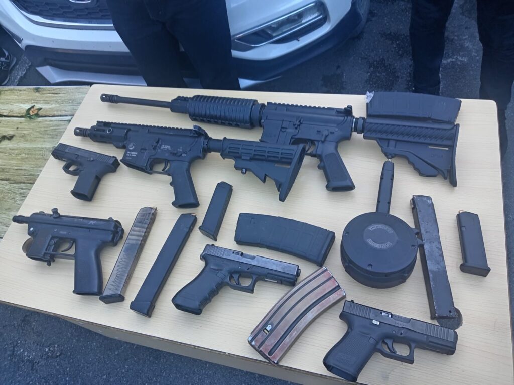 They release "Deivi El Gordo", implicated in a criminal network and seize high-caliber weapons. | De Último Minuto English