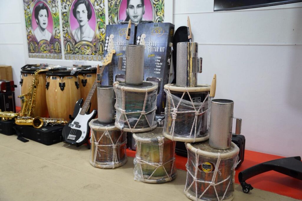 Ministro de Cultura encabeza entrega de instrumentos a Escuela de Música Típica en Barahona - Noticias de hoy en República Dominicana | De Último Minuto