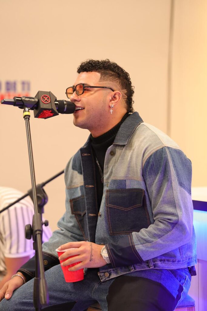 Panamanian artist Boza offers acoustic concert at La Casa de Alofoke 2 | De Último Minuto English