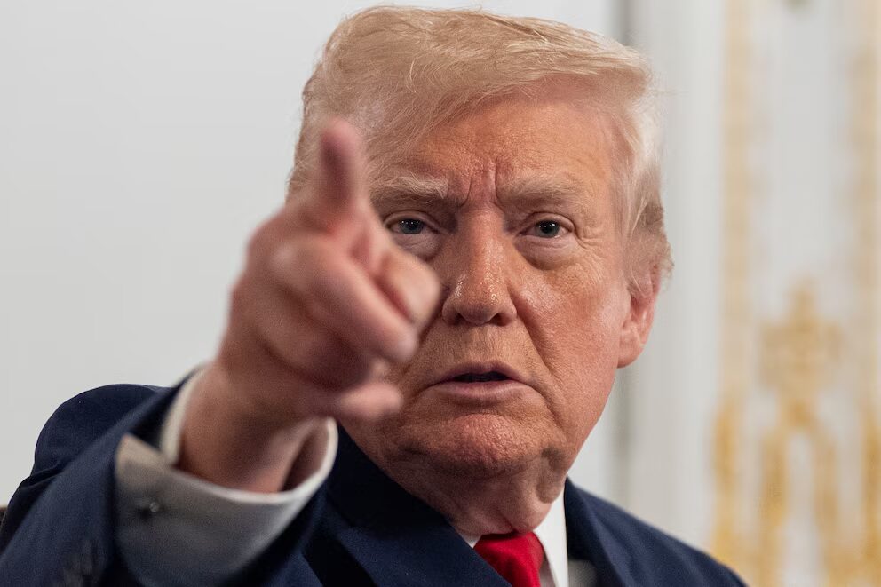 Maduro's regime said it "will not accept orders" after the US called to avoid flying over Venezuelan airspace. | 2 | Maduro's regime said it "will not accept orders" after the US called to avoid flying over Venezuelan airspace. | De Último Minuto English