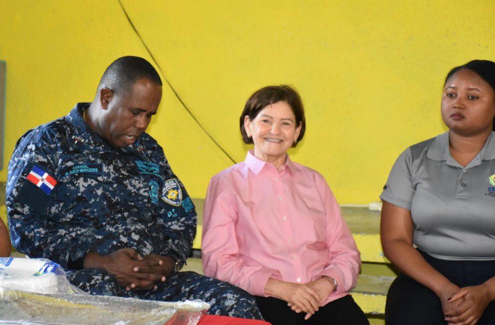 Gobernadora de Peravia comparte almuerzo navideño con privados de libertad en la cárcel de Baní Hombres | 11 | Gobernadora de Peravia comparte almuerzo navideño con privados de libertad en la cárcel de Baní Hombres - Noticias de hoy en República Dominicana | De Último Minuto