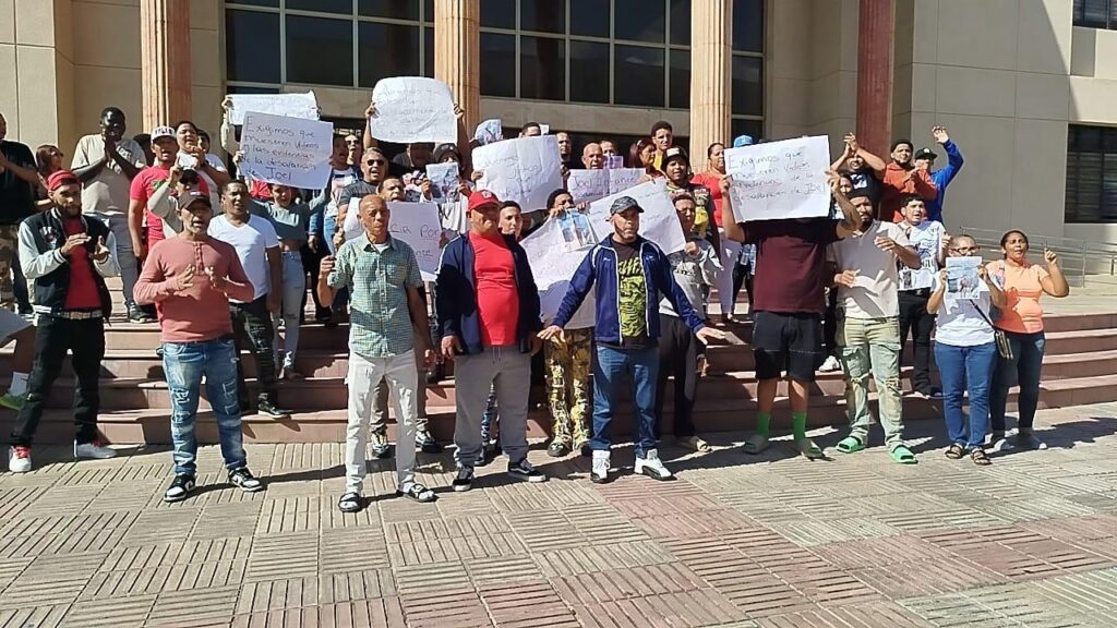 Family members of young man missing after accident on North Circunvalación protest in front of the Palace of Justice in Santiago | De Último Minuto English