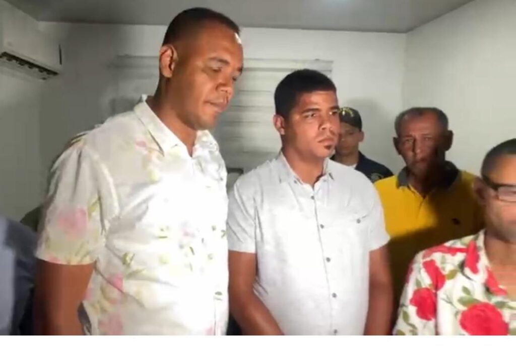 Se entregan a la Policía tres jóvenes buscados por atentado contra alcalde de Navarrete - Noticias de hoy en República Dominicana | De Último Minuto