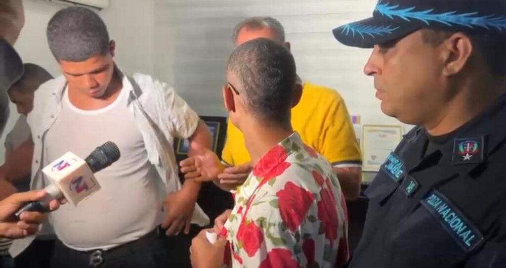 Se entregan a la Policía tres jóvenes buscados por atentado contra alcalde de Navarrete - Noticias de hoy en República Dominicana | De Último Minuto