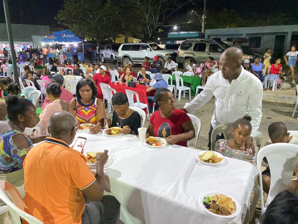 Director de la Junta Municipal de Chirino realiza encendido del árbol navideño y cena comunitaria | 2 | Director de la Junta Municipal de Chirino realiza encendido del árbol navideño y cena comunitaria - Noticias de hoy en República Dominicana | De Último Minuto