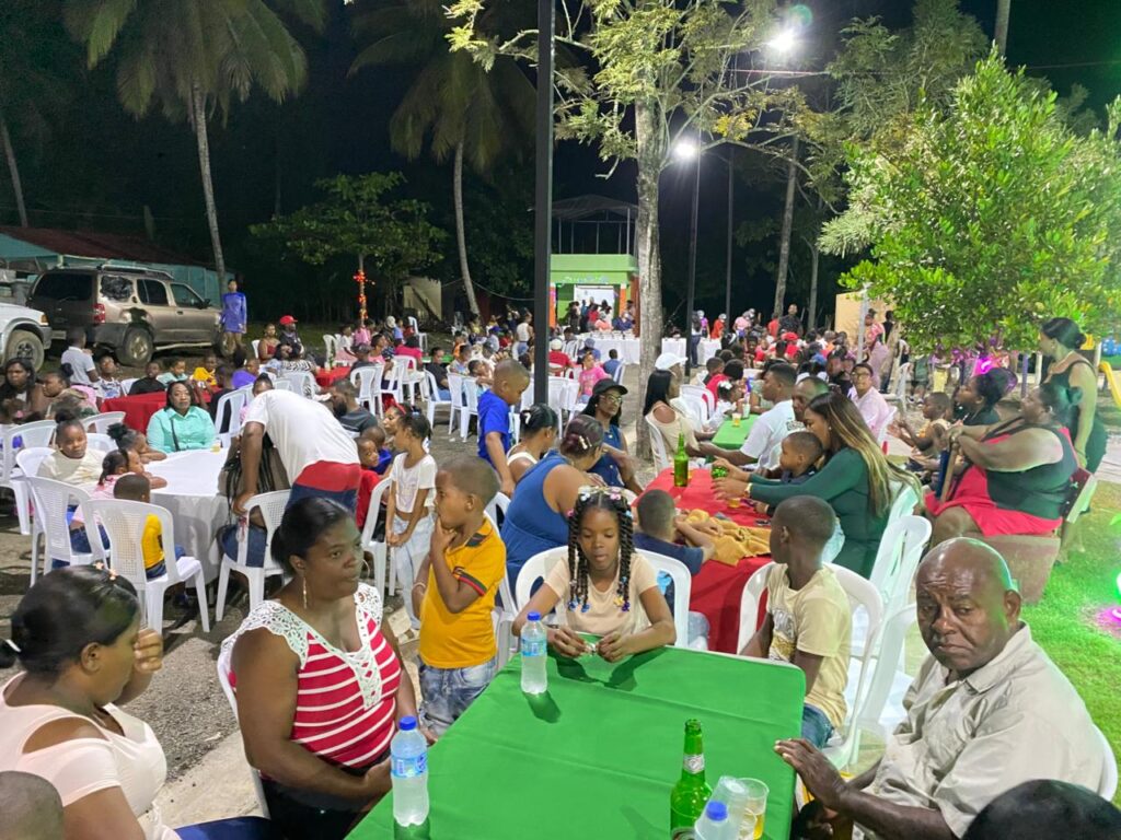 Director de la Junta Municipal de Chirino realiza encendido del árbol navideño y cena comunitaria | 1 | Director de la Junta Municipal de Chirino realiza encendido del árbol navideño y cena comunitaria - Noticias de hoy en República Dominicana | De Último Minuto