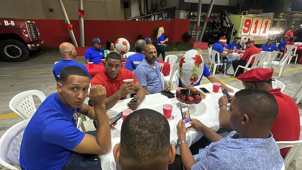 Firefighters Aid Board offers Christmas dinner in Bonao | 2 | Firefighters Aid Board offers Christmas dinner in Bonao | De Último Minuto English