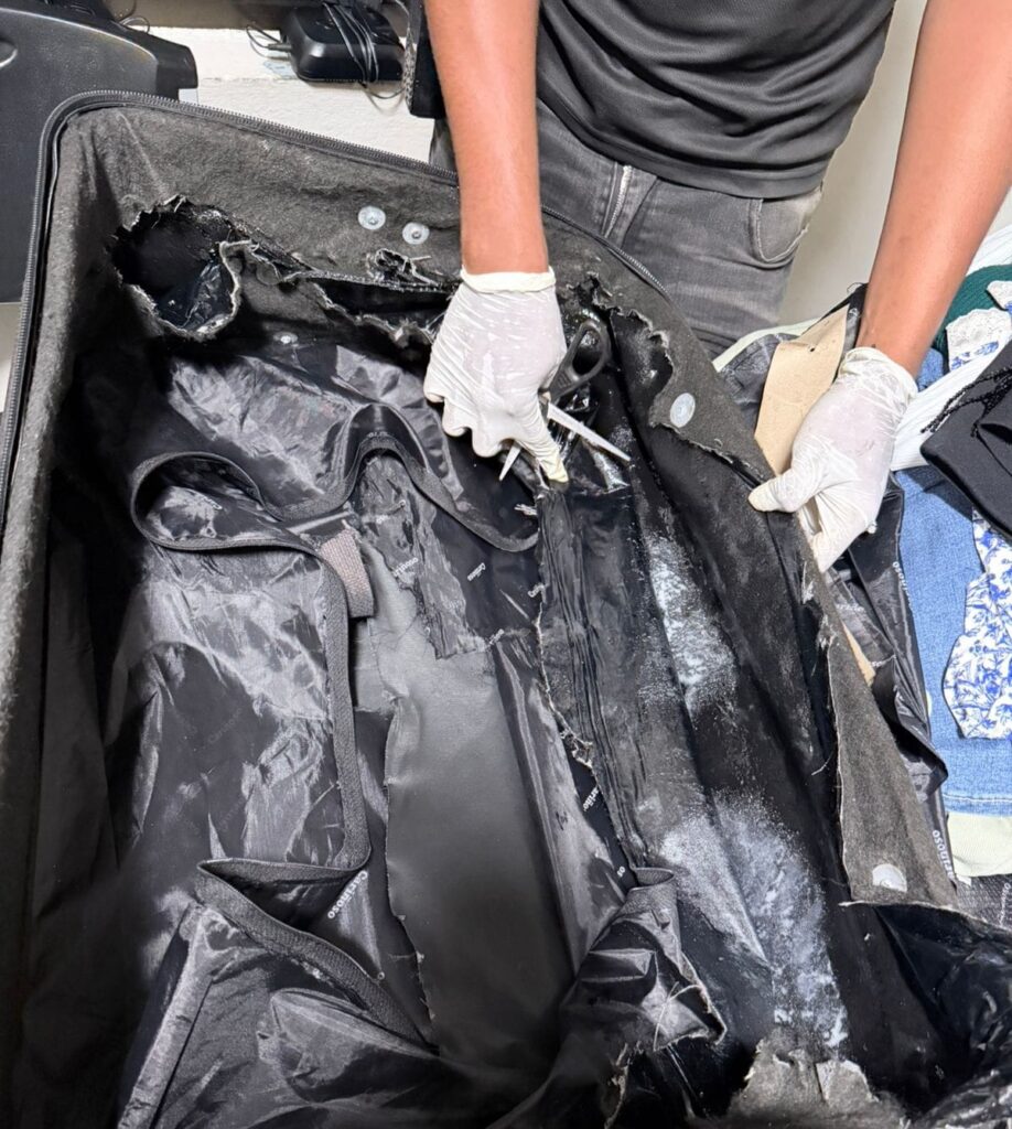 Arrestan en el AILA a mujer con doble nacionalidad que intentaba salir del país con cocaína en maletas | 5 | Arrestan en el AILA a mujer con doble nacionalidad que intentaba salir del país con cocaína en maletas - Noticias de hoy en República Dominicana | De Último Minuto