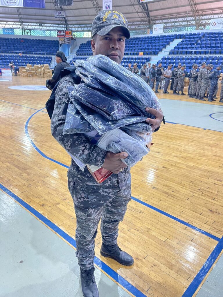 Policía Nacional avanza en la entrega de nuevos uniformes institucionales - Noticias de hoy en República Dominicana | De Último Minuto