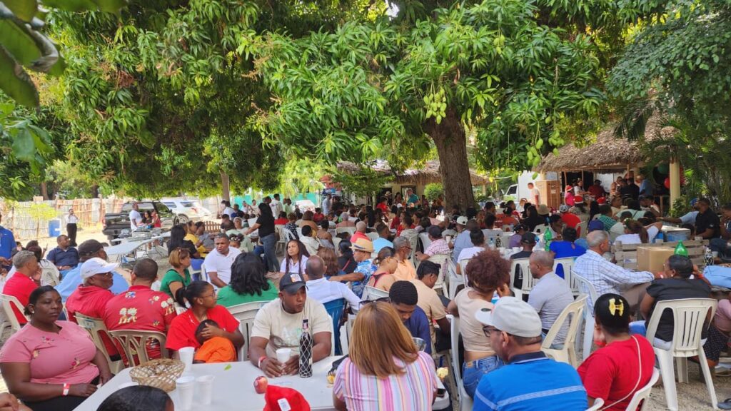 Bahoruco Representative Holds Christmas Sharing in Neyba | 2 | Bahoruco Representative Holds Christmas Sharing in Neyba | De Último Minuto English