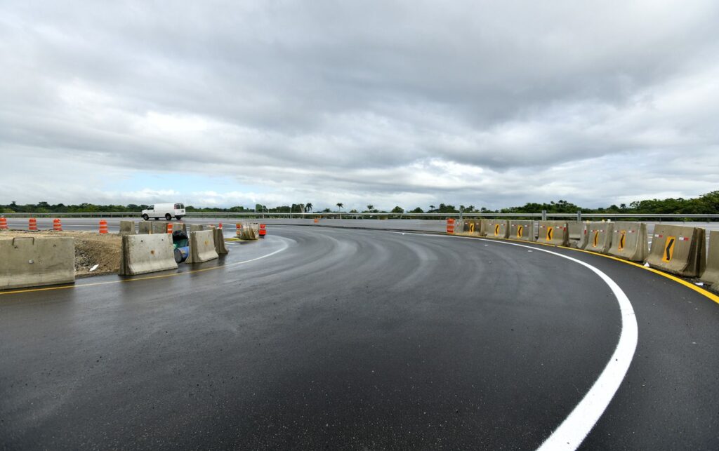 MOPC puts new road solutions into service on the Duarte Highway | De Último Minuto English