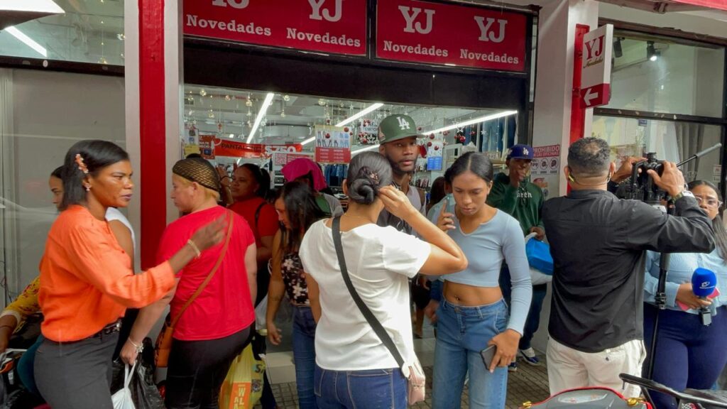Downtown commerce rebounds due to Christmas shopping | De Último Minuto English