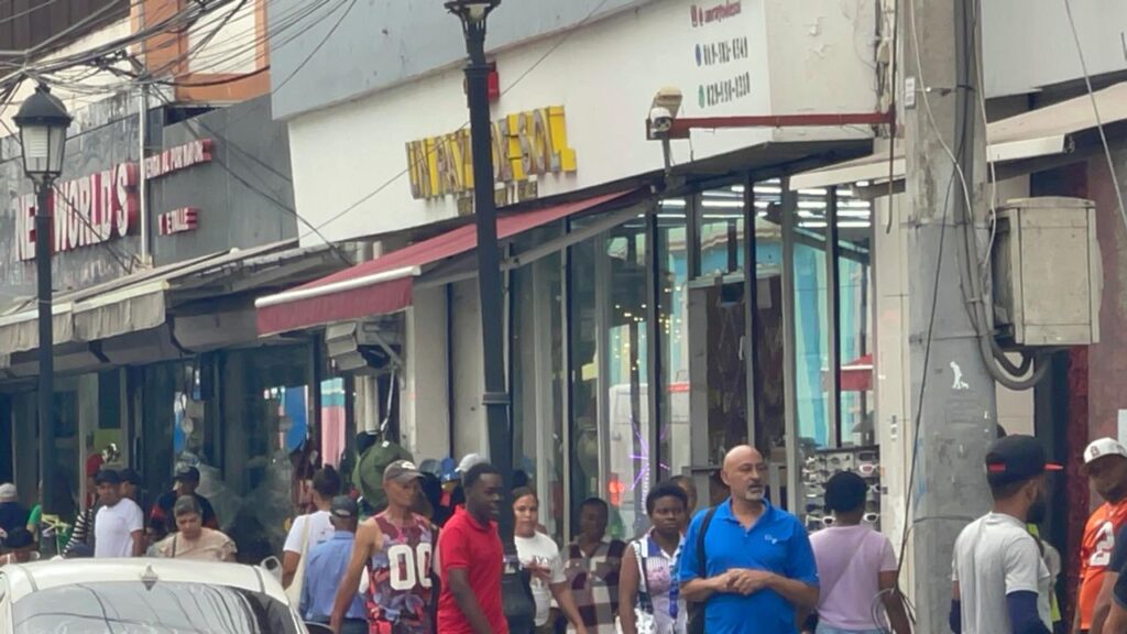 Downtown commerce rebounds due to Christmas shopping | De Último Minuto English