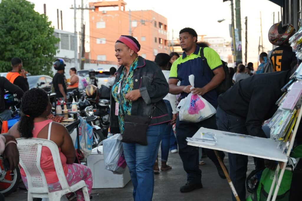 And you, do you already have your outfit? Dominicans buy their clothes to celebrate the New Year | De Último Minuto English