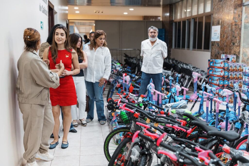 Hijas del presidente Abinader visitan montaje de “Plásticos por Juguetes” en la Alcaldía del DN