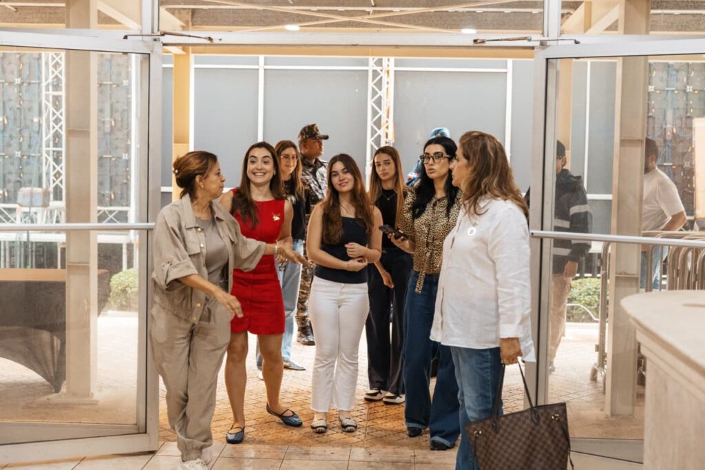 Hijas del presidente Abinader visitan montaje de “Plásticos por Juguetes” en la Alcaldía del DN