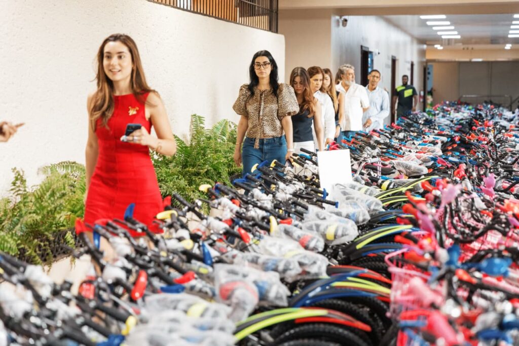 Hijas del presidente Abinader visitan montaje de “Plásticos por Juguetes” en la Alcaldía del DN