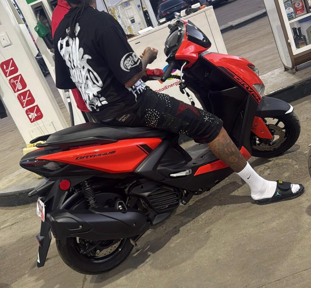 Ladrones quedan captados en cámaras mientras desatan ola de atracos en la Parada Siete de Santiago