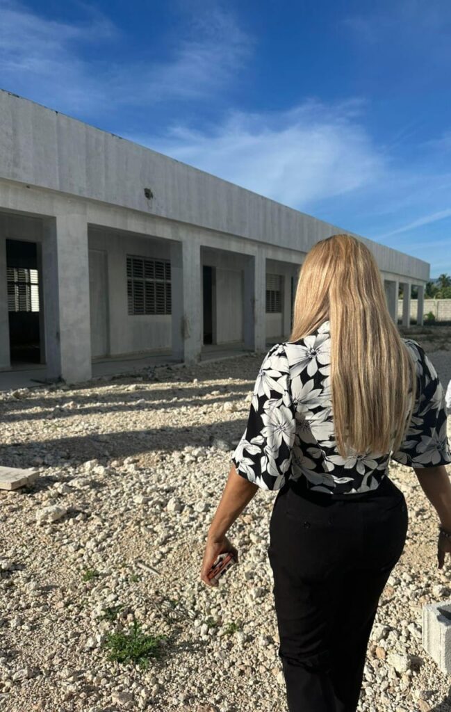 Diputada Grey Pérez supervisa construcción del Liceo de Pueblo Viejo - Noticias de hoy en República Dominicana | De Último Minuto