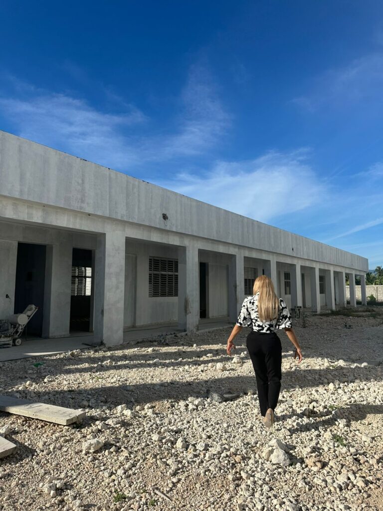 Diputada Grey Pérez supervisa construcción del Liceo de Pueblo Viejo - Noticias de hoy en República Dominicana | De Último Minuto