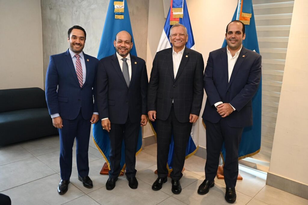 Aguilera juramenta a Luis Valdez como nuevo vicepresidente ejecutivo de Seguros Reservas - Noticias de hoy en República Dominicana | De Último Minuto