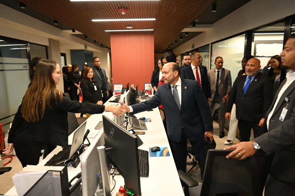 Aguilera juramenta a Luis Valdez como nuevo vicepresidente ejecutivo de Seguros Reservas - Noticias de hoy en República Dominicana | De Último Minuto