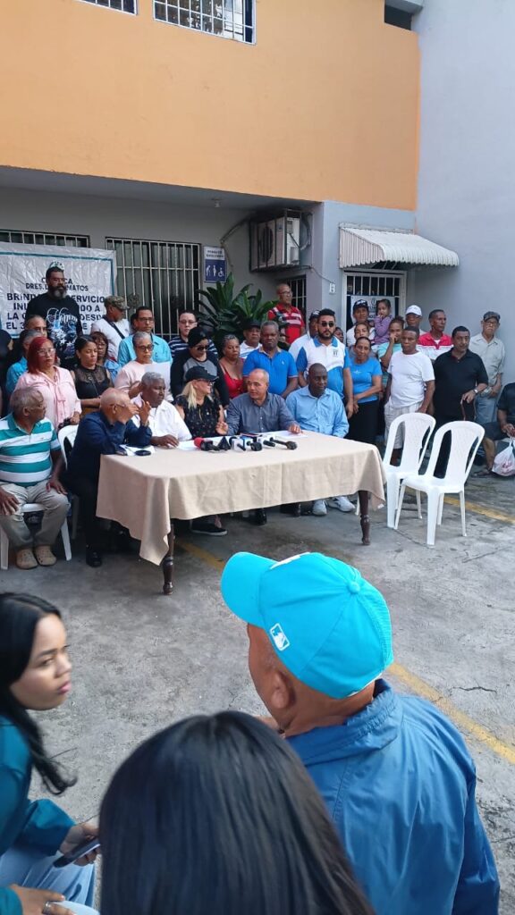 Comunitarios de Los Mameyes reclaman reapertura de la Clínica Leger Matos tras más de un año cerrada - Noticias de hoy en República Dominicana | De Último Minuto