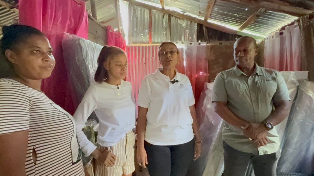 Gobernadora de Samaná asiste a familia afectada por incendio en Los Cacaos - Noticias de hoy en República Dominicana | De Último Minuto