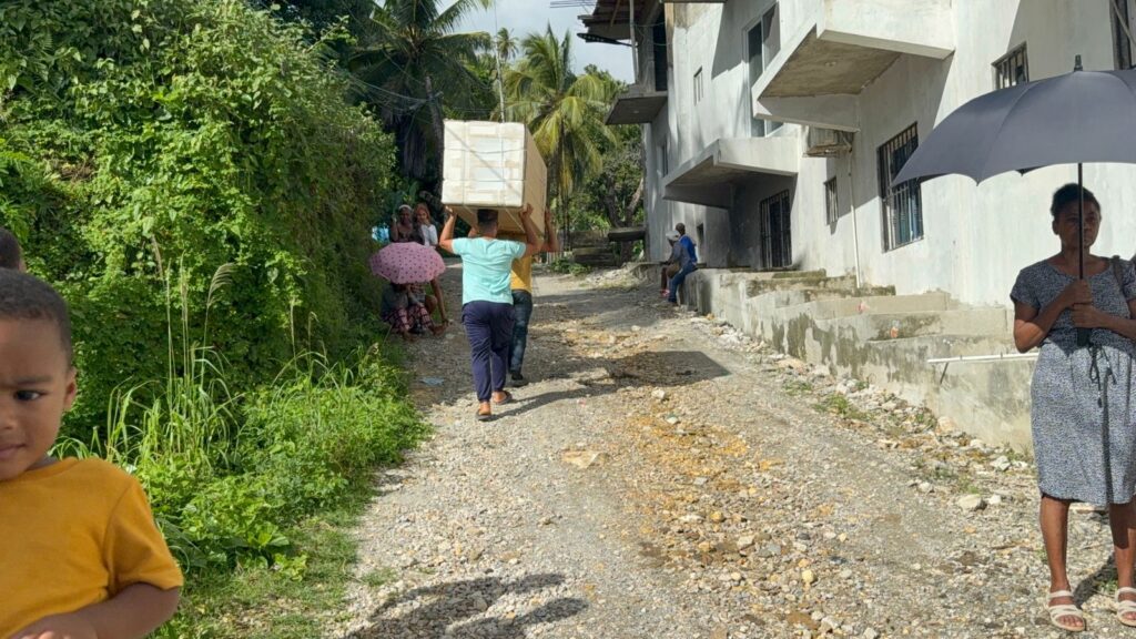Gobernadora de Samaná asiste a familia afectada por incendio en Los Cacaos - Noticias de hoy en República Dominicana | De Último Minuto