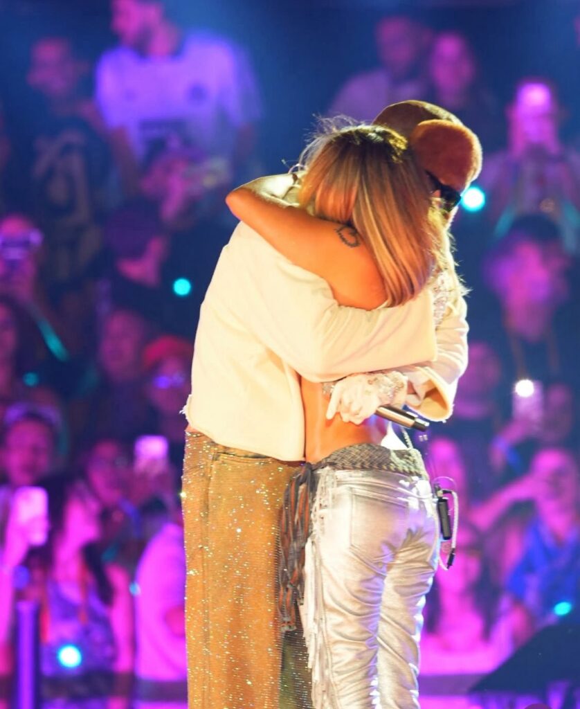 Karol G, the surprise guest at Bad Bunny's third concert in Medellín | De Último Minuto English
