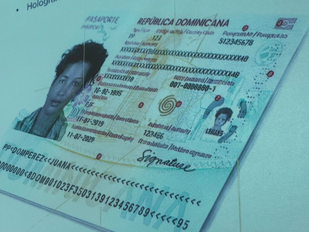 Who will be able to obtain the electronic passport in its first delivery phase starting February 19th? | De Último Minuto English