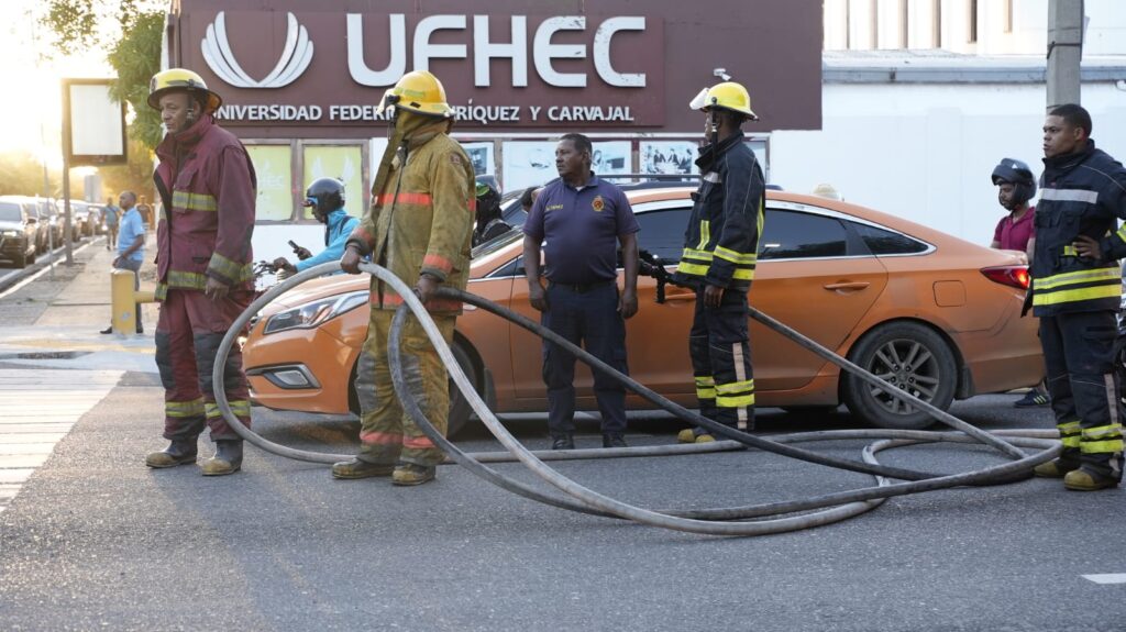Vehicle catches fire on César Nicolás Penson avenue; driver unharmed | De Último Minuto English