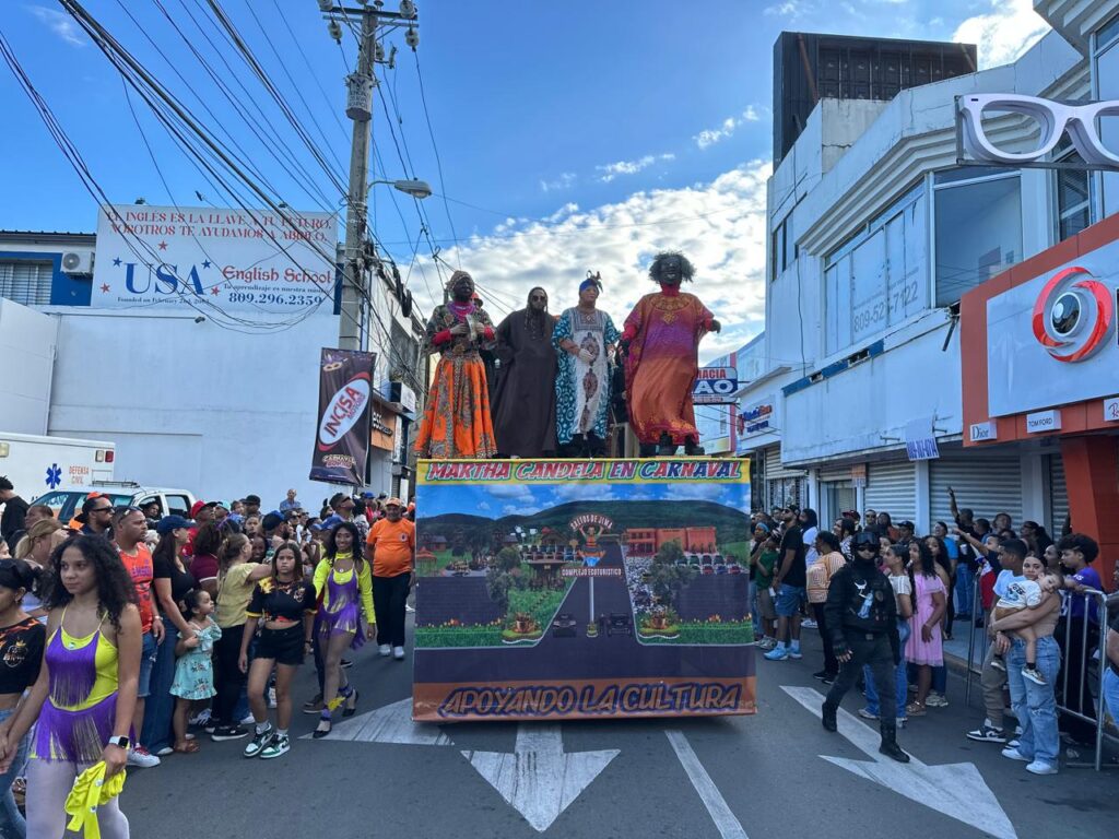 Comité Organizador del Carnaval de Bonao celebra su cuarta salida con homenajes y música en vivo - Noticias de hoy en República Dominicana | De Último Minuto
