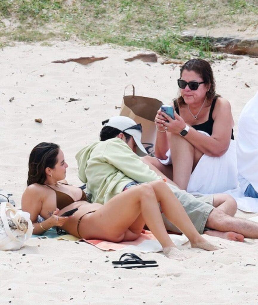 Bad Bunny and his ex-partner Gabriela spark reconciliation rumors after being seen at the beach | De Último Minuto English