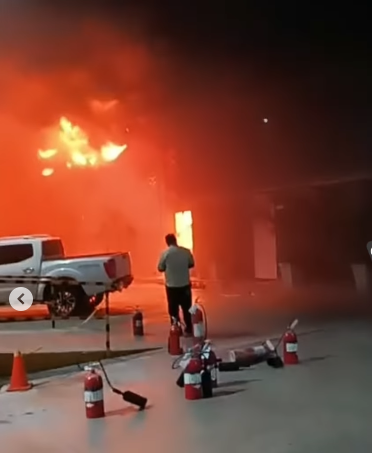 Voraz incendio consume instalaciones de una fábrica de plásticos - Noticias de hoy en República Dominicana | De Último Minuto