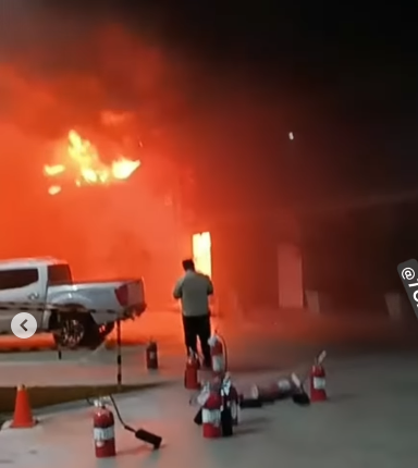 Voraz incendio consume instalaciones de una fábrica de plásticos - Noticias de hoy en República Dominicana | De Último Minuto