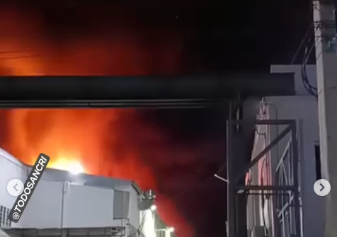 Voraz incendio consume instalaciones de una fábrica de plásticos - Noticias de hoy en República Dominicana | De Último Minuto