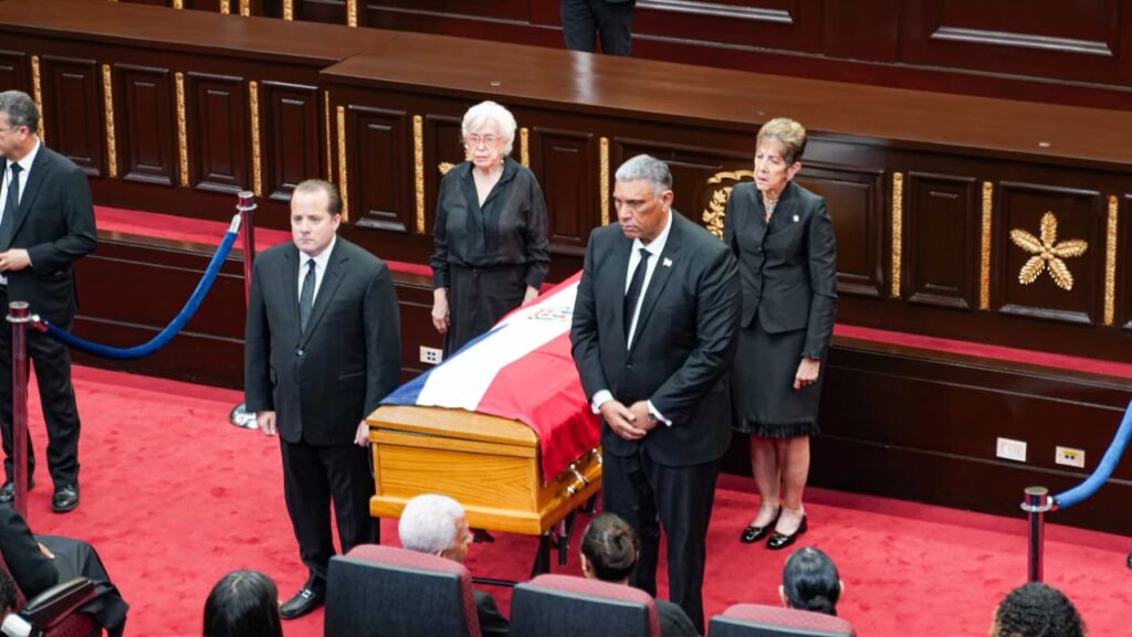 The remains of Ramón Alburquerque are received with honors in the National Congress | De Último Minuto English