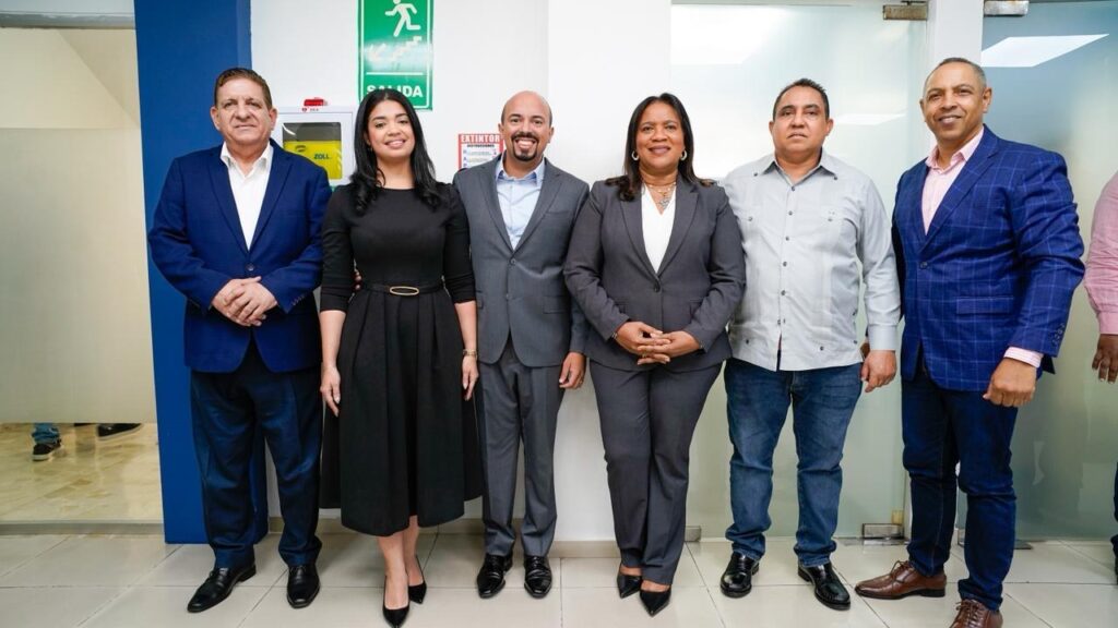 Minister of Public Health swears in César Cerda as the new director of CORAMON in Bonao | De Último Minuto English